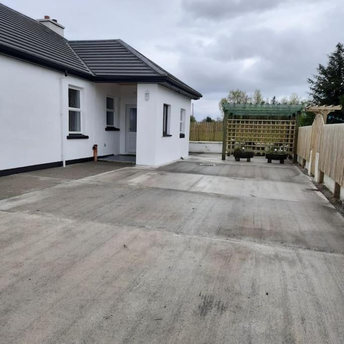 Cheerful Three Bedroom Country Cottage Ballina  Exteriör bild
